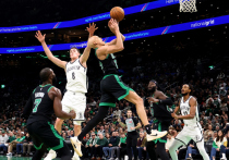 В матче внутрисезонного турнира Национальной баскетбольной ассоциации (НБА) против «Бостон Селтикс» 19-летний российский разыгрывающий защитник «Бруклин Нетс» Егор Дёмин преодолел рубеж в 100 очков в лиге. Это достижение пришлось на пятую минуту первой четверти встречи, когда Дёмин реализовал бросок, доведя свой карьерный счёт до отметки в 101 очко. Для игрока, проведшего лишь 14 матчей в НБА, такой темп результативности выглядит впечатляюще.