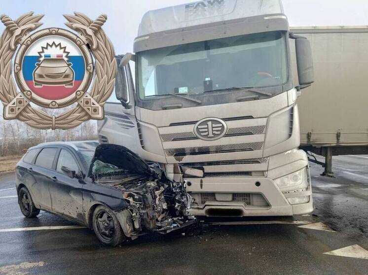 В Калининском районе столкнулись фура и легковушка