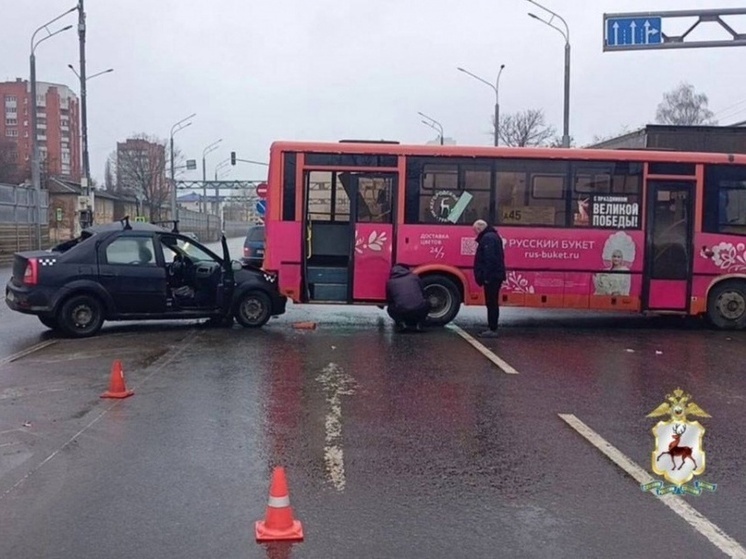 Пассажирский автобус и такси попали в аварию в Нижнем Новгороде