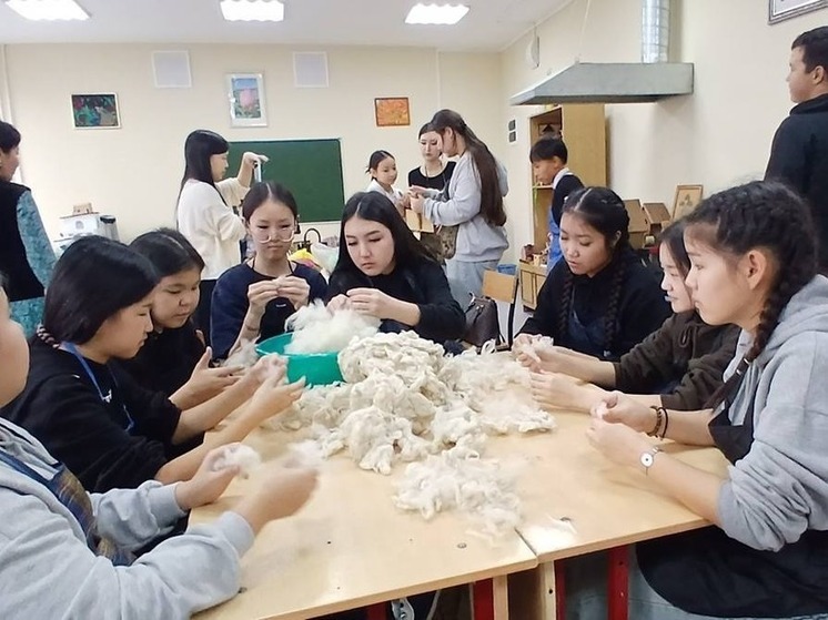 Школьники Калмыкии научились работе с шерстью