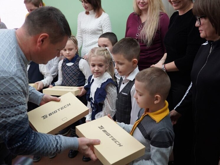 Первоклассники из приграничных районов Курской области получили планшеты из Санкт-Петербурга