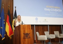 Президент МОК Кирсти Ковентри в Брюсселе призвала Европу к отказу от «политического вмешательства». Не вообще, конечно, а конкретно в допуске спортсменов к соревнованиям. Призвала и организаторов турниров проследить за ситуацией и «обеспечить всем спортсменам допуск».  И вообще спорт – это «маяк надежды». Красиво сказала. 