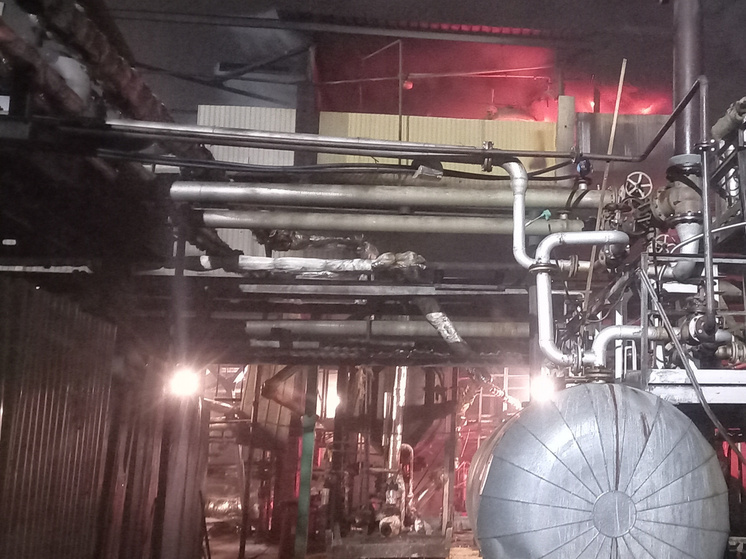 Сотрудники МЧС полностью потушили пожар на производстве «Акрил» в Семилуках