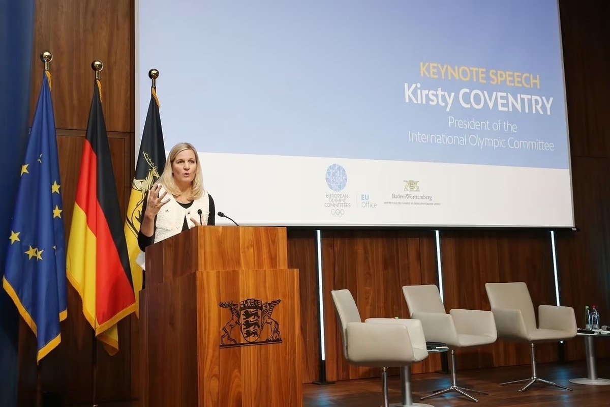 Президент МОК Кирсти Ковентри в Брюсселе призвала Европу к отказу от «политического вмешательства». Не вообще, конечно, а конкретно в допуске спортсменов к соревнованиям. Призвала и организаторов турниров проследить за ситуацией и «обеспечить всем спортсменам допуск».  И вообще спорт – это «маяк надежды». Красиво сказала. 