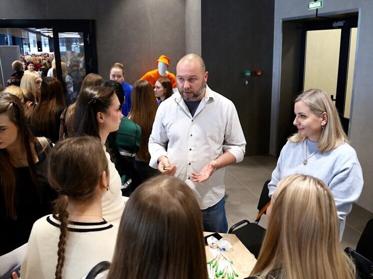 Молодые новгородцы «поиграли» в хирургов на «Дне карьеры» НовГУ