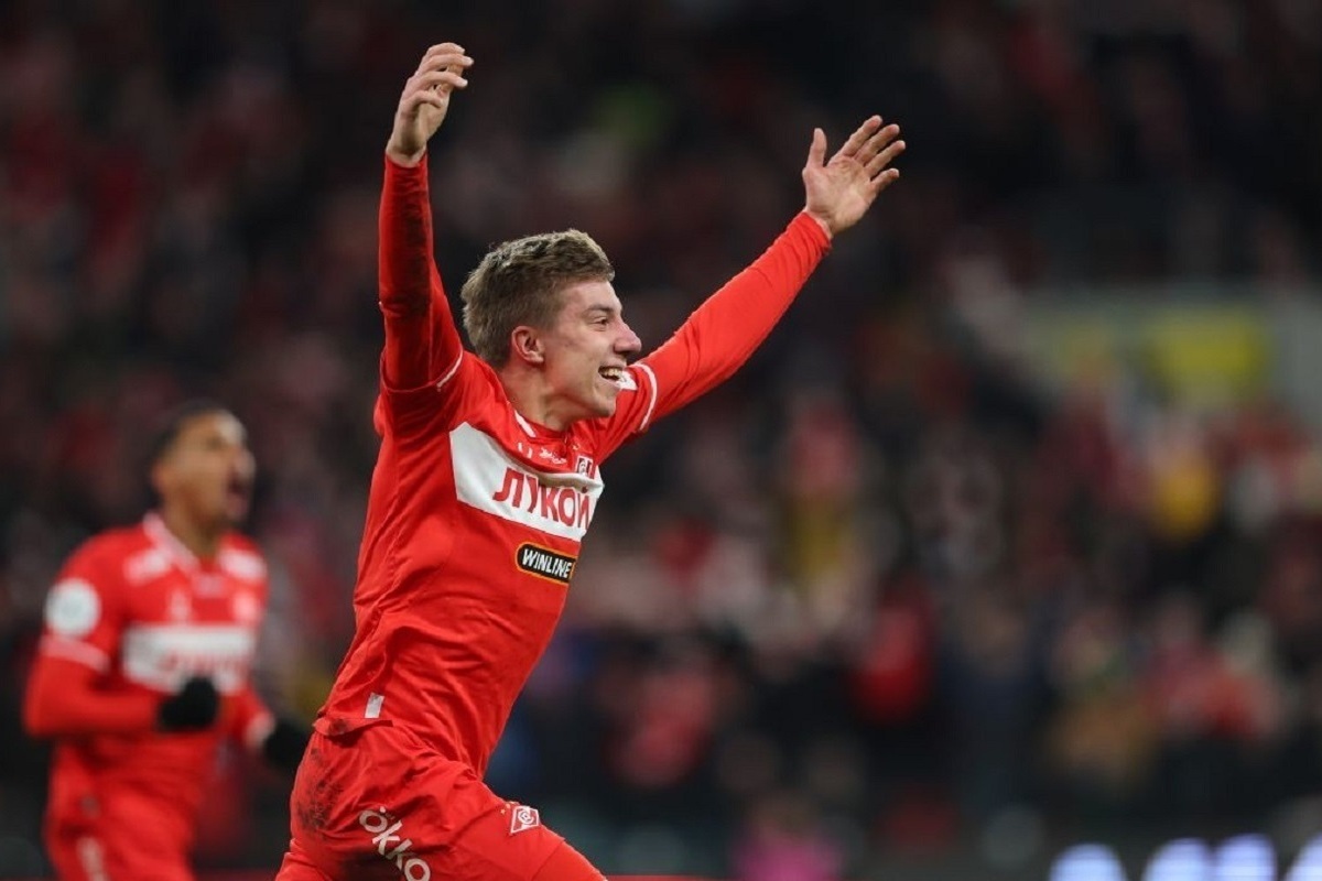 «Спартак» победил ЦСКА со счётом 1:0 в матче 16-го тура РПЛ благодаря голу Игоря Дмитриева. Это первая победа при и.о. главного тренера Вадиме Романове. Гендиректор «Спартака» Сергей Некрасов назвал судейство Сергея Карасёва необъективным, но подчеркнул, что оно не повлияло на результат. Защитник ЦСКА Матвей Лукин раскритиковал работу ВАР и отметил эпизод с игрой рукой перед голом в ворота Акинфеева.