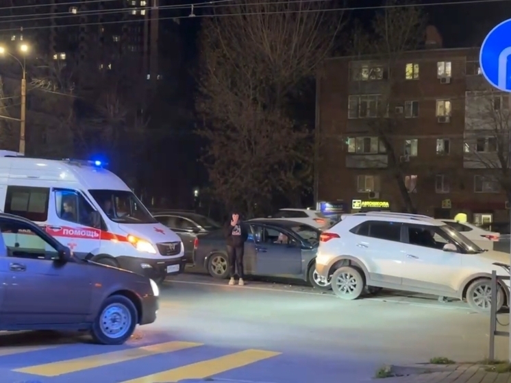 У ТРК «Горизонт» в Ростове случилась авария с двумя легковыми авто