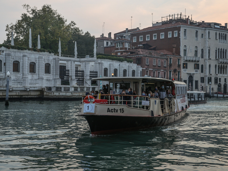 Грета Тунберг и участники Extinction Rebellion окрасили воду Гранд-канала Венеции в зеленый цвет