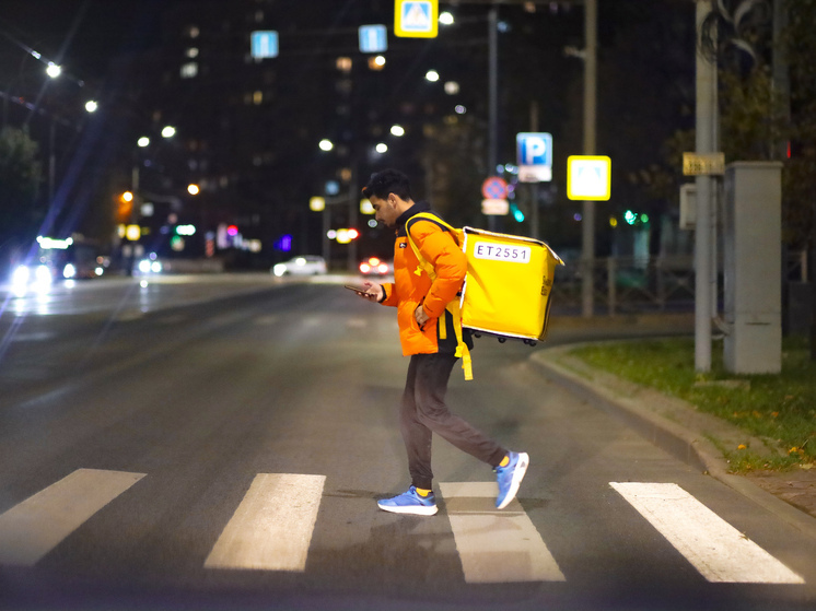 Введены новые ограничения для курьеров-мигрантов в Петербурге