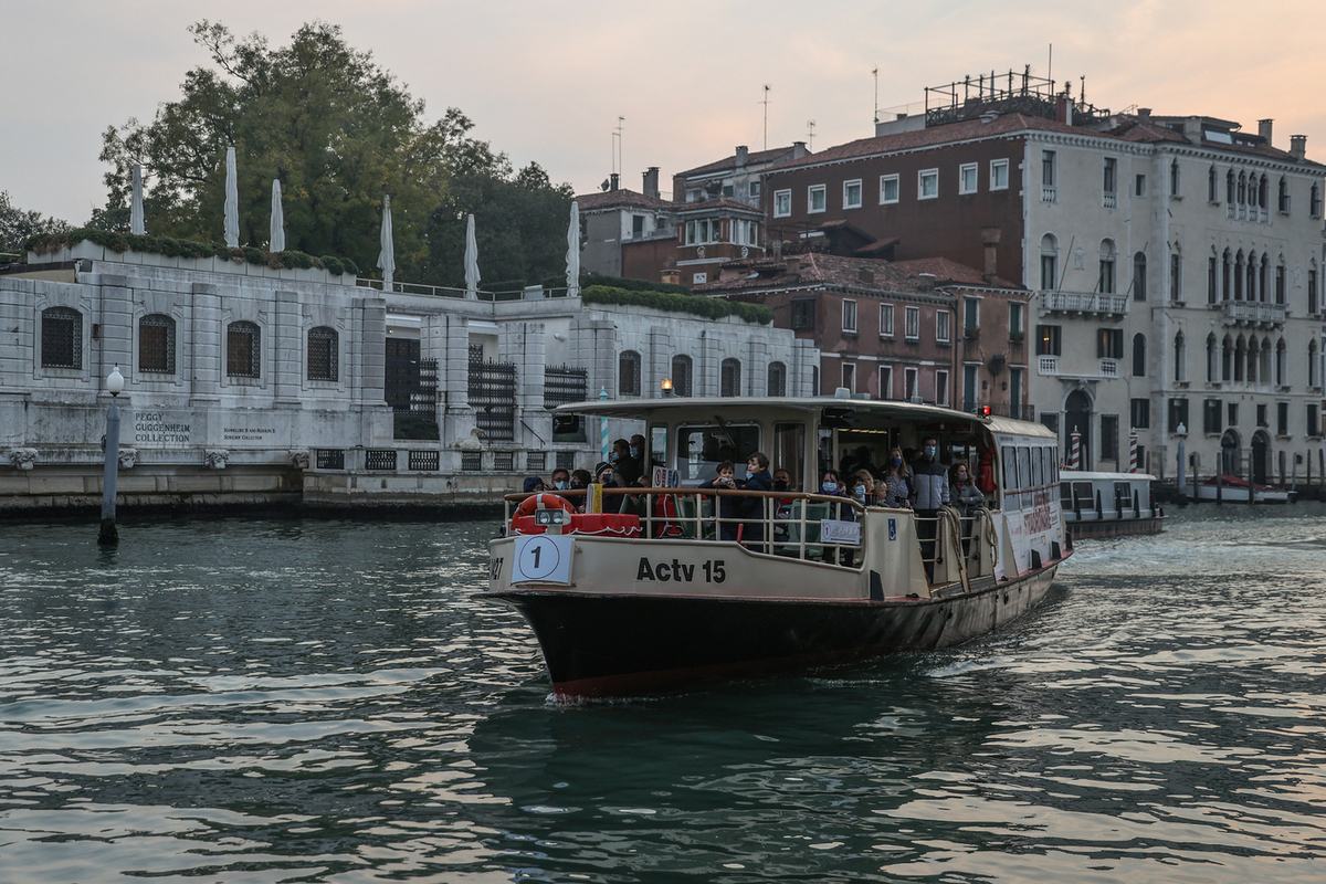 Экоактивисты с участием Тунберг покрасили воду в Венеции