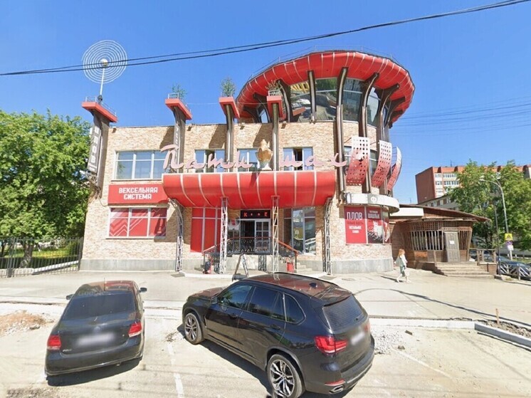 Около кафе в Екатеринбурге напали на семейную пару