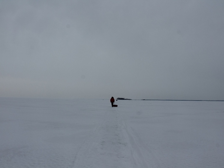 Новосибирские рыбаки выходят на тонкий лед, рискуя жизнью
