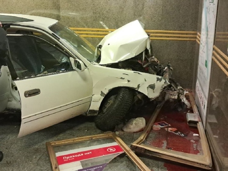 Водитель «Toyota Corolla» протаранил вход в метро «Золотая Нива» в Новосибирске