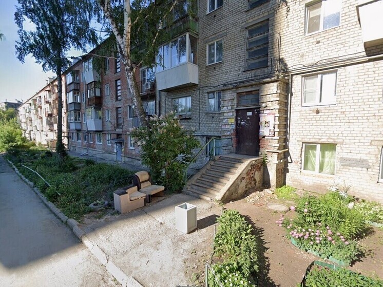 Перед подъездом в Екатеринбурге несколько лет устраивают свалку мебели