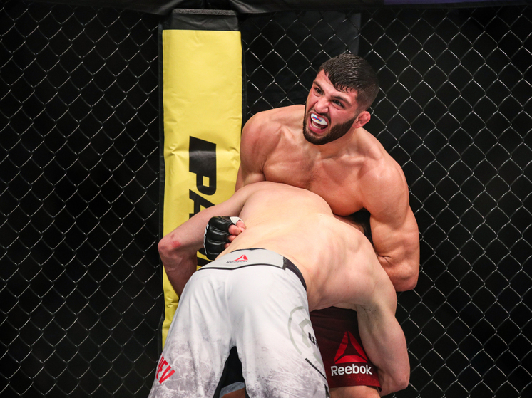 Россиянин Арман Царукян победил удушающим новозеландца Дэна Хукера в UFC