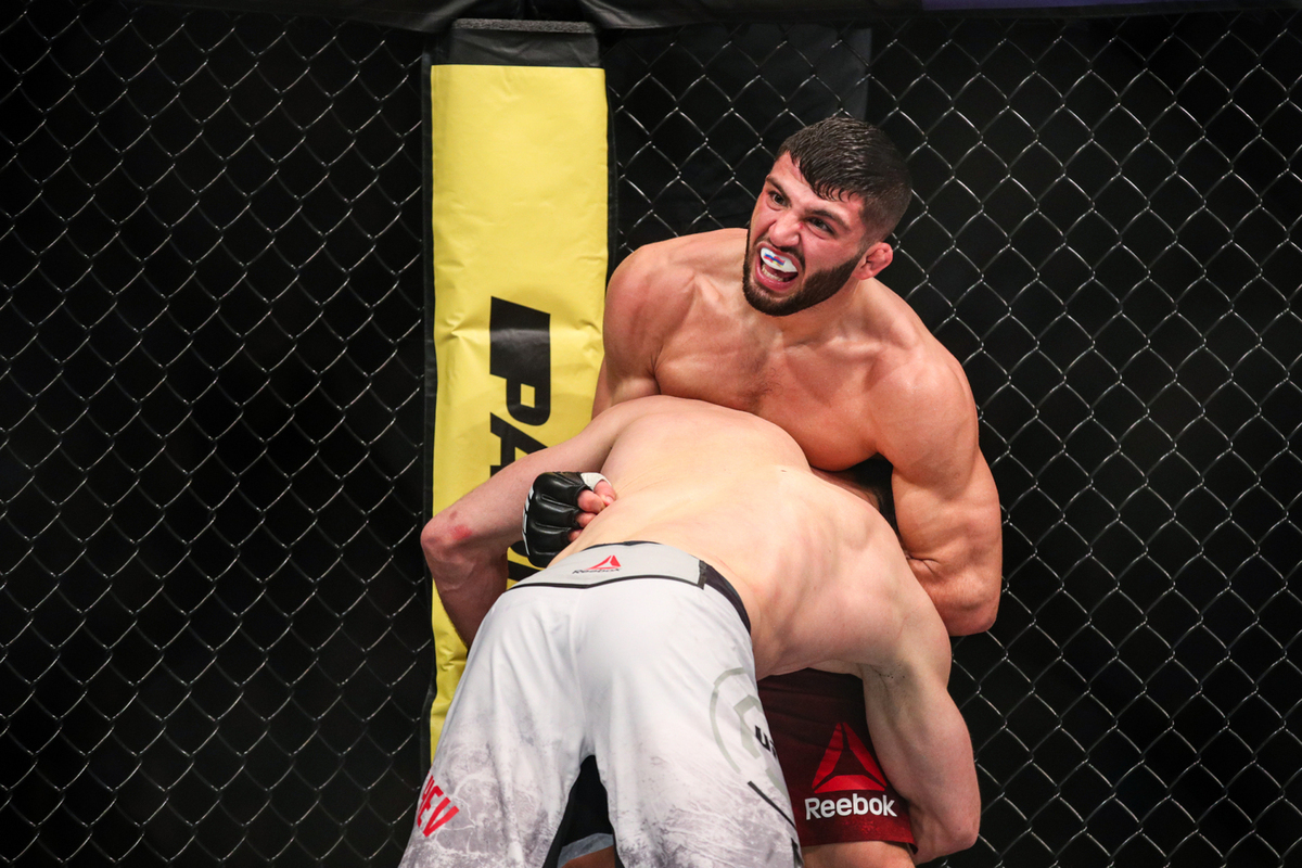 Стало известно о победе Царукяна над Хукером в UFC