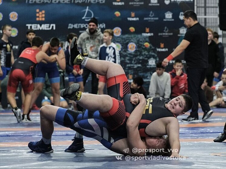 Турнир по вольной борьбе на Кубок губернатора проходит во Владивостоке в восьмой раз