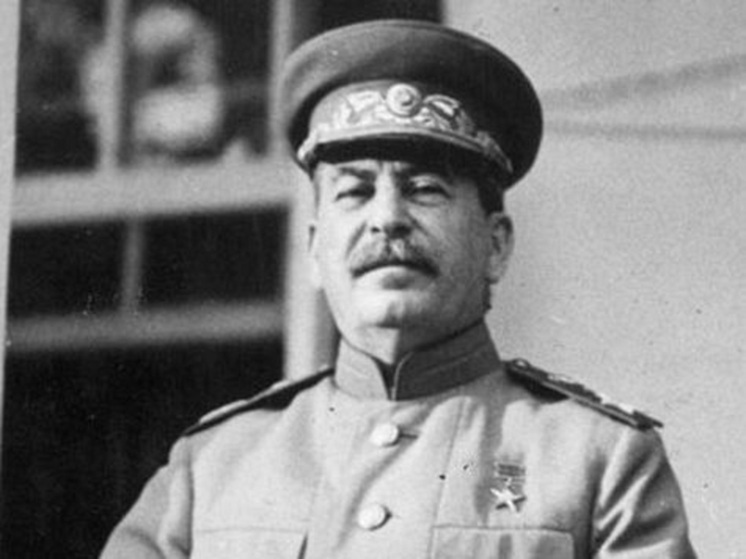 В недавнем номере газеты «Московский комсомолец» от 19 ноября 2025 г., с которой связана не только моя комсомольская юность, но и всё последующее взросление, опубликована статья М. Ростовского «Опасные игры со Сталиным». В ней на большом материале приводится статистика и факты сталинских репрессий, которые должны убедить читателя в негативной роли Сталина в истории нашего государства. 