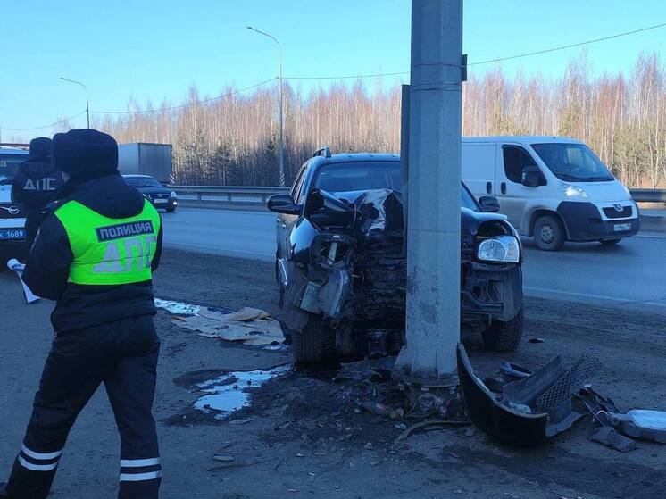 Женщина пострадала при столкновения машины со столбом в Белоярском районе