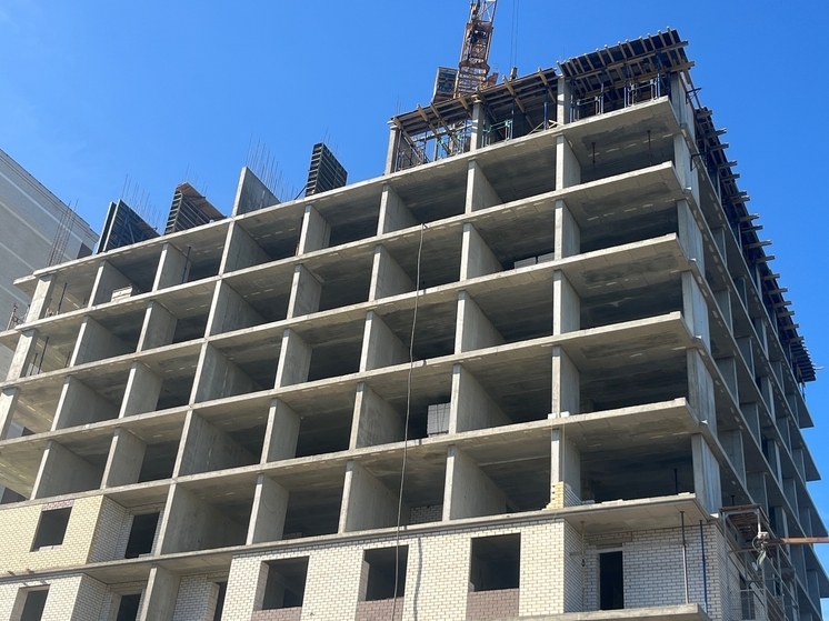 В Краснодоне строительство одной из секций будущего многоквартирного дома выходит на финишную прямую