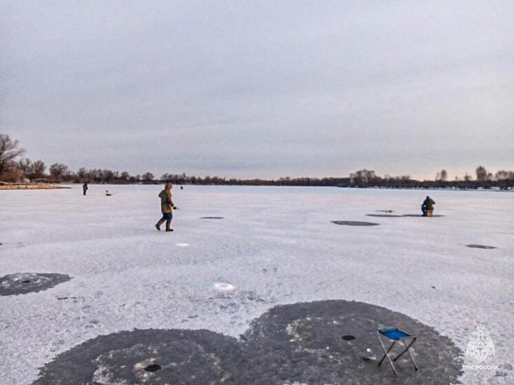 Первый лёд коварен: спасатели призывают омичей не рисковать жизнью