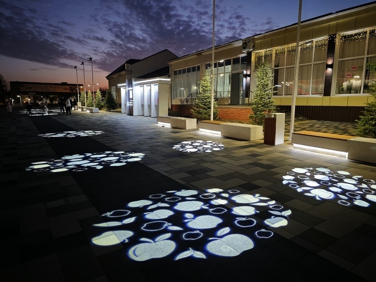 Яблочная проекция украсила площадь в Короче