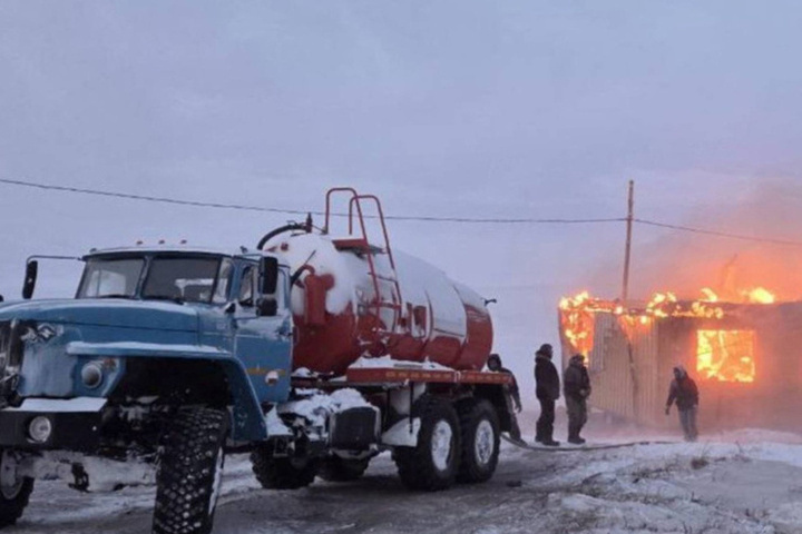 После атаки дронов в Рязанской области на предприятии начался пожар