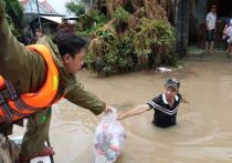 Число жертв наводнения, вызванного оползнями и непрекращающимися дождями, достигло во Вьетнаме 90 человек