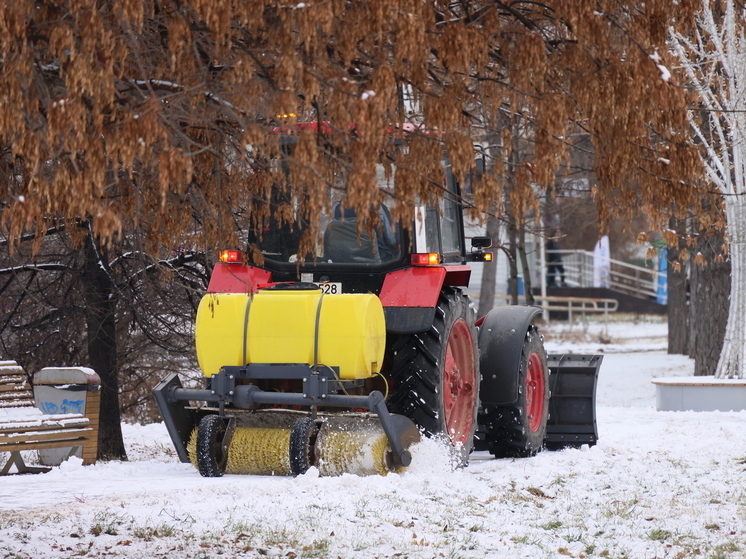 В Челябинске на борьбу с гололёдом брошено более 120 единиц техники