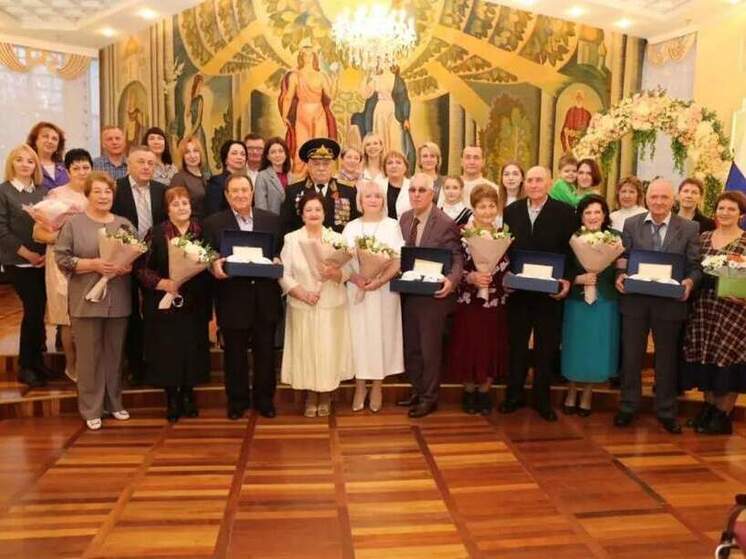 В Курске вручили подарки супругам, прожившим вместе 50 лет