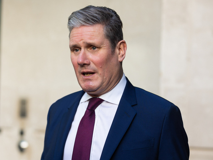 Британский премьер Стармер усилил давление на опозорившегося брата короля