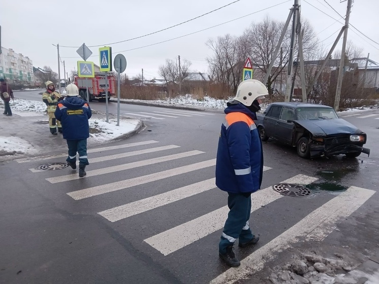 В Великом Новгороде произошло лобовое столкновение двух автомобилей