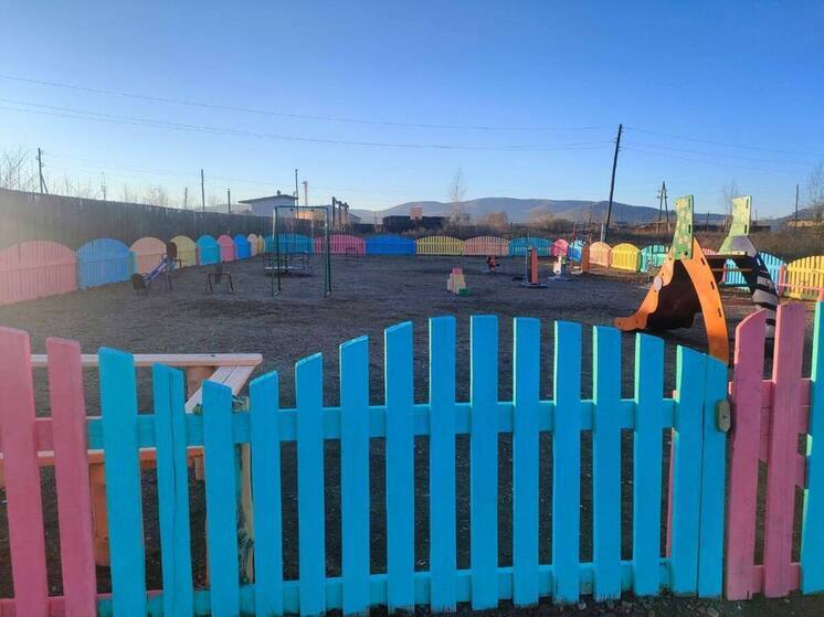 Общественники отремонтировали детскую площадку в Новопавловке