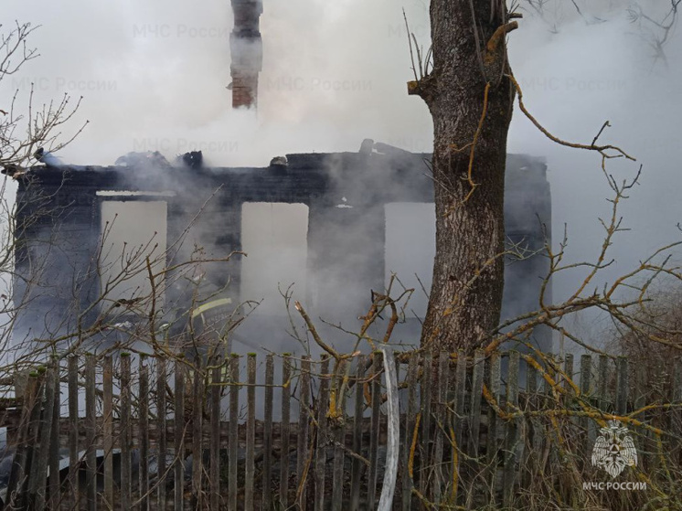 В брянском поселке Мостки сгорел жилой дом