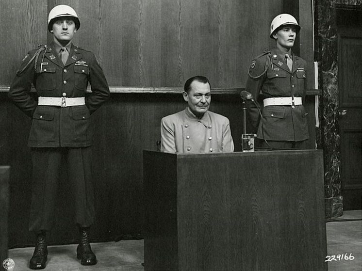 Ближайшего соратника Гитлера «заставили» принять смерть тремя разными способами