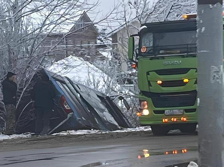 Два пассажирских автобуса съехали в кювет из-за гололедицы