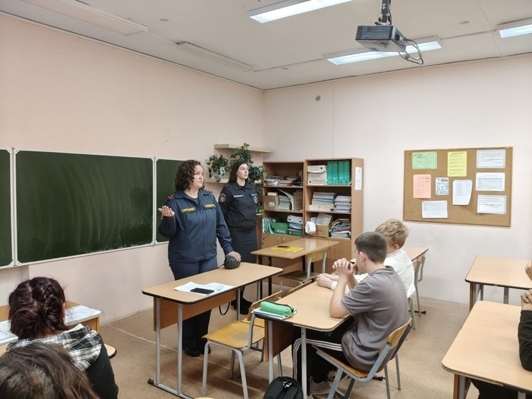 В Сланцах сотрудники полиции провели полезную лекцию для школьников