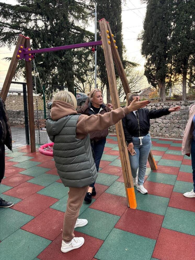 Глава Ялты проверила ход благоустройства дворов после отпуска