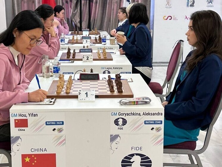 Женская сборная России по шахматам вышла в финал мирового командного первенства в испанском Линаресе. Россиянки, которые в таблице названы командой международной шахматной федерации (FIDE), выиграли, пожалуй, у главного соперника – сборной Китая. Интересно, что за время этого турнира российские шахматистки проиграли лишь один личный матч. В финальном матче противостоять россиянкам будет сборная Азербайджана. 