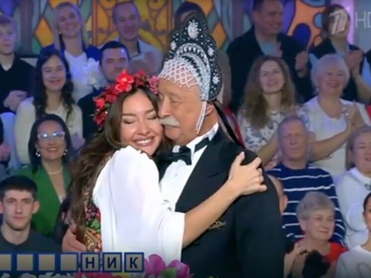 Курская певица нарядила Якубовича в кокошник на «Поле чудес»