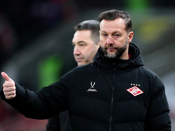 «Спартак» под руководством Вадимом Романовым победил ЦСКА (1:0) в 16-м туре РПЛ. После матча Романов отметил усиление теоретической подготовки, необходимость восстановления уверенности игроков и отсутствие времени на глобальные перемены. Он подчеркнул приоритет результата над стилем, уважение к наследию Романцева, важность дисциплины и высокую оценку Литвинова. О будущем предпочёл не рассуждать, сосредоточившись на текущих задачах.