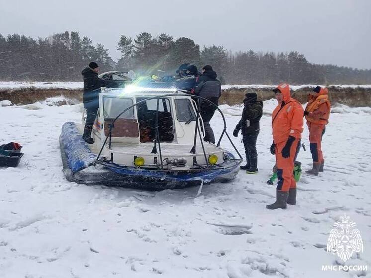Спасатели эвакуировали 13 рыбаков с оторвавшейся льдины на Новосибирском водохранилище