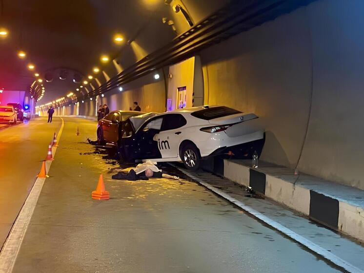 В Сочи погиб 52-летний водитель иномарки в ДТП в тоннеле