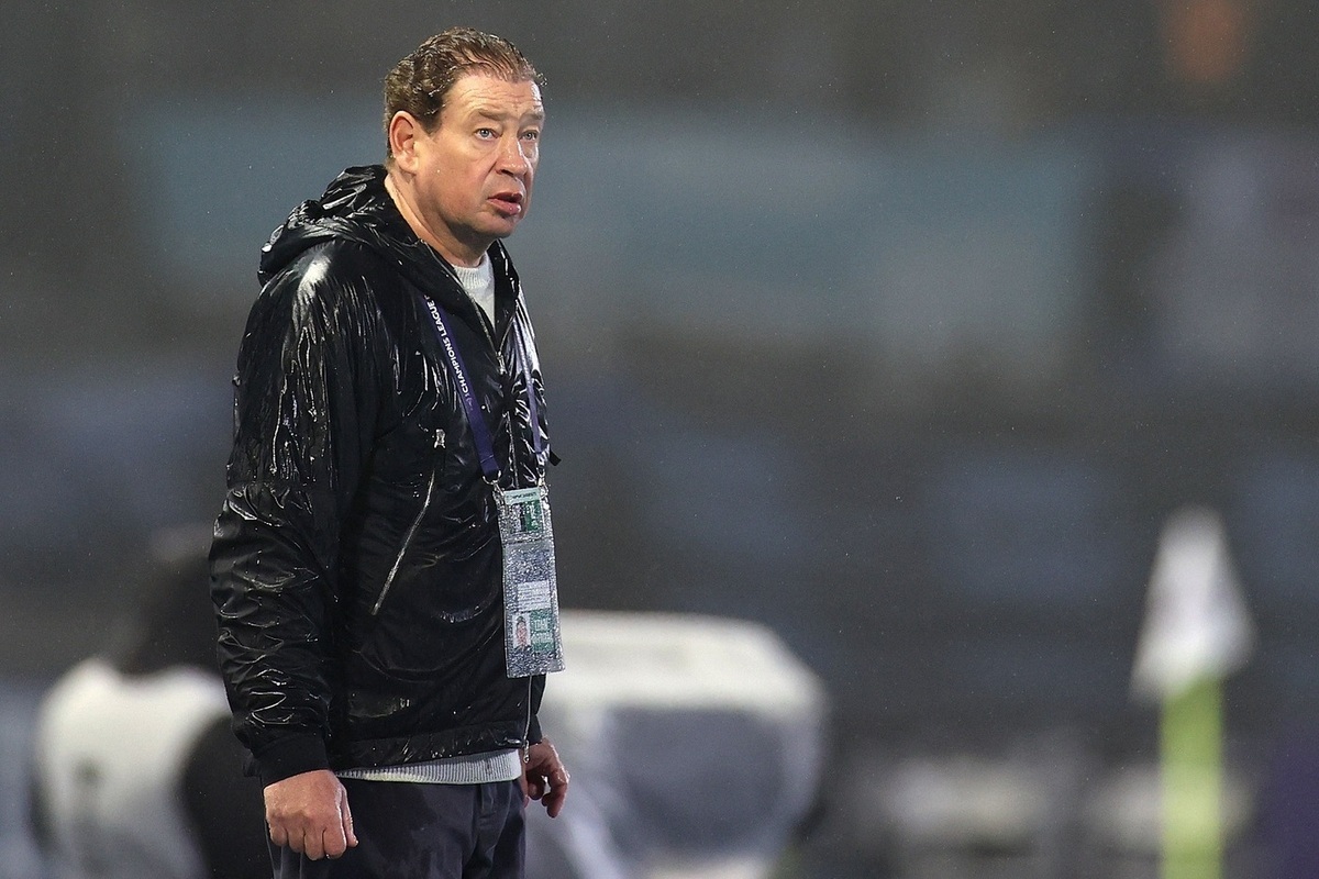 «Шанхай Шэньхуа» под руководством Леонида Слуцкого второй год подряд завоевала серебряные медали чемпионата Китая, уступив титул принципиальному сопернику — «Шанхай Порт». В заключительном туре «Шэньхуа» победила «Тяньцзинь» (3:1), но для золота не хватило трёх очков. За два сезона Слуцкий дважды выиграл Суперкубок Китая и вывел команду в число главных претендентов на титул. Его показатели — лучшие в истории клуба. Летом 2025 года контракт продлён до 2027 года.