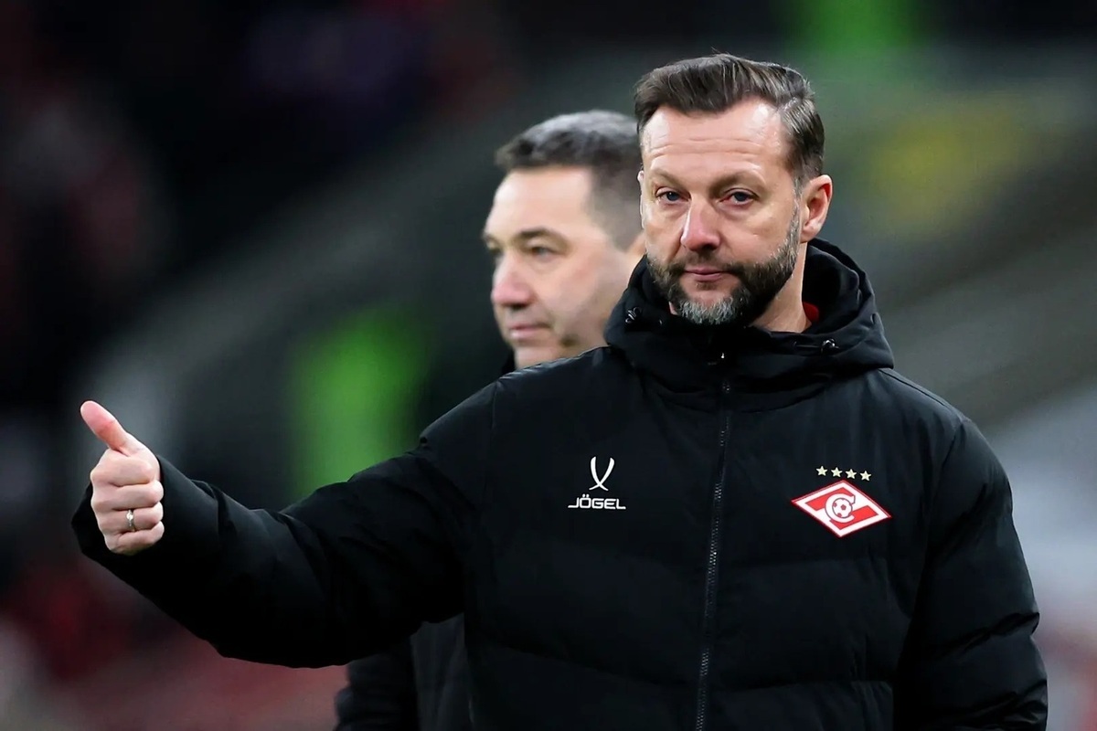 «Спартак» под руководством Вадимом Романовым победил ЦСКА (1:0) в 16-м туре РПЛ. После матча Романов отметил усиление теоретической подготовки, необходимость восстановления уверенности игроков и отсутствие времени на глобальные перемены. Он подчеркнул приоритет результата над стилем, уважение к наследию Романцева, важность дисциплины и высокую оценку Литвинова. О будущем предпочёл не рассуждать, сосредоточившись на текущих задачах.