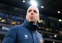 После поражения ЦСКА от «Спартака» главный тренер Фабио Челестини взял личную ответственность за пропущенный гол — ошибку в расстановке на угловом. Он подчеркнул высокую самоотдачу команды, отказался критиковать судейство, объяснил тактические замены вынужденным характером (спазмы у Кругового и Глебова) и отметил прогресс Акинфеева и Алвеса. Челестини оценил РПЛ как соревновательную и атмосферную лигу, а свою задачу видит в подготовке к ближайшим матчам, а не в поиске оправданий.