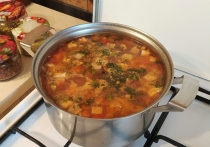 Каждый год 24 ноября православный мир вспоминает преподобного Фёдора Студита — византийского монаха-подвижника, защитника икон и создателя строгого монастырского устава. В народе этот день ласково прозвали Фёдор Мороз, или Студит, ведь с этой даты зима вступает в свои права по-настоящему: «Со Студита стужа, что ни день, то хуже». Чтобы прожить этот день в гармонии с традициями и не навлечь на себя беду, стоит прислушаться к мудрости предков.