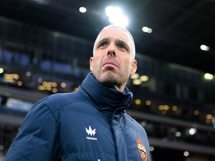 После поражения ЦСКА от «Спартака» главный тренер Фабио Челестини взял личную ответственность за пропущенный гол — ошибку в расстановке на угловом. Он подчеркнул высокую самоотдачу команды, отказался критиковать судейство, объяснил тактические замены вынужденным характером (спазмы у Кругового и Глебова) и отметил прогресс Акинфеева и Алвеса. Челестини оценил РПЛ как соревновательную и атмосферную лигу, а свою задачу видит в подготовке к ближайшим матчам, а не в поиске оправданий.