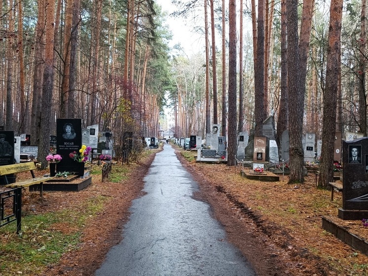 В Екатеринбурге украли золотые розы с могилы легендарной актрисы