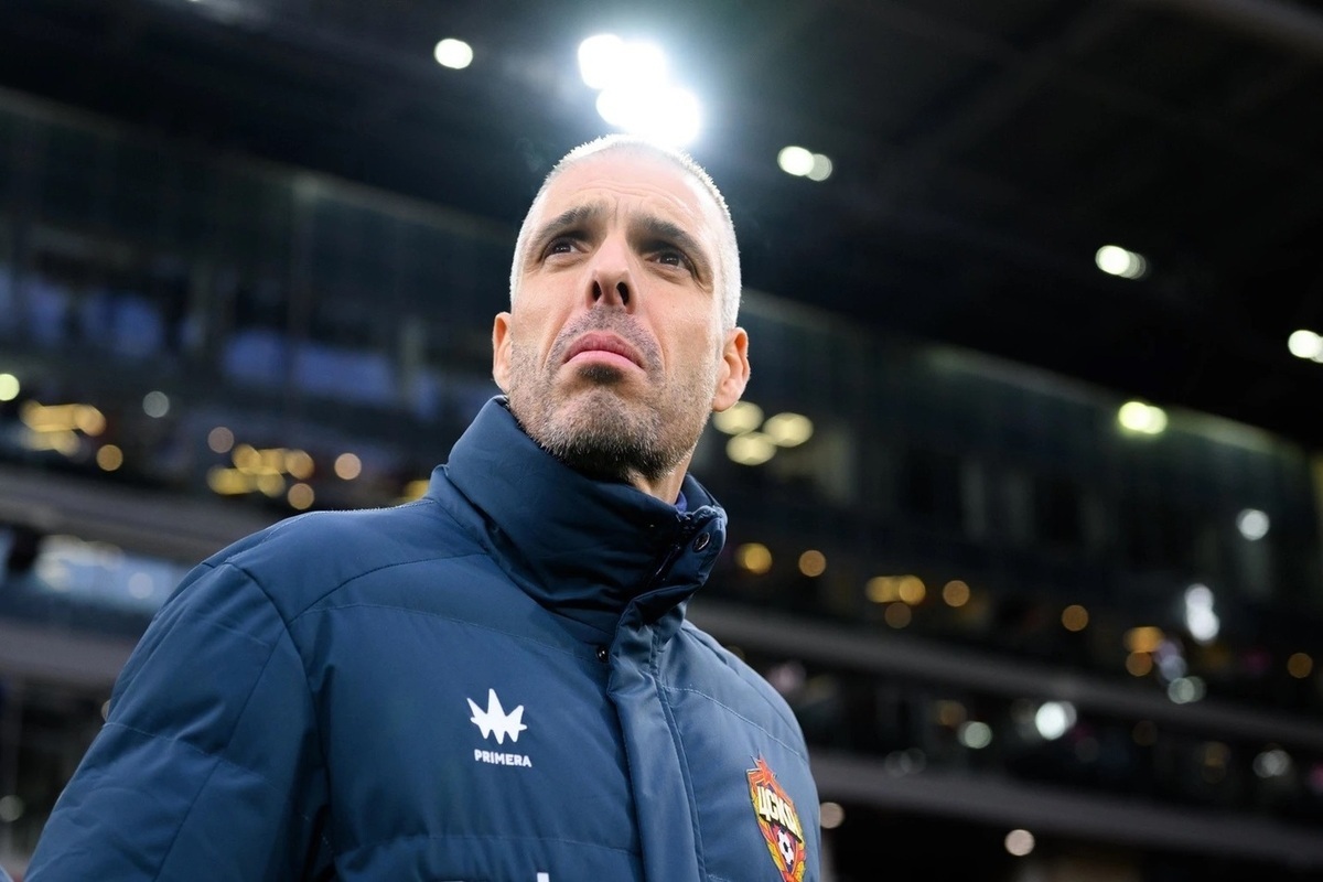 После поражения ЦСКА от «Спартака» главный тренер Фабио Челестини взял личную ответственность за пропущенный гол — ошибку в расстановке на угловом. Он подчеркнул высокую самоотдачу команды, отказался критиковать судейство, объяснил тактические замены вынужденным характером (спазмы у Кругового и Глебова) и отметил прогресс Акинфеева и Алвеса. Челестини оценил РПЛ как соревновательную и атмосферную лигу, а свою задачу видит в подготовке к ближайшим матчам, а не в поиске оправданий.